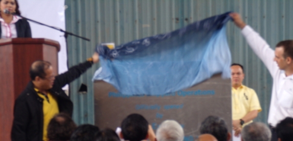 PNoy unveiling the marker  that signalled the grand opening of Austal Philippines Shipyard Operations in Balamban, Cebu on Jan. 16, 2013. With him is Austal CFO Greg Jason. (VVV/PIA CEBU)