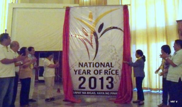 Acting Cebu Gov. Agnes Magpale (3rd from right) unveiling the banner for the National Year of Rice 2013 celebration in Cebu during the launching program held at Capitol Social Hall, Cebu City. (VVV/PIA Cebu)